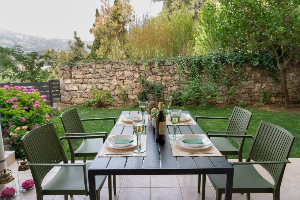 Central & Elegant Suite With Private Garden 아르고스톨리온 외부 사진
