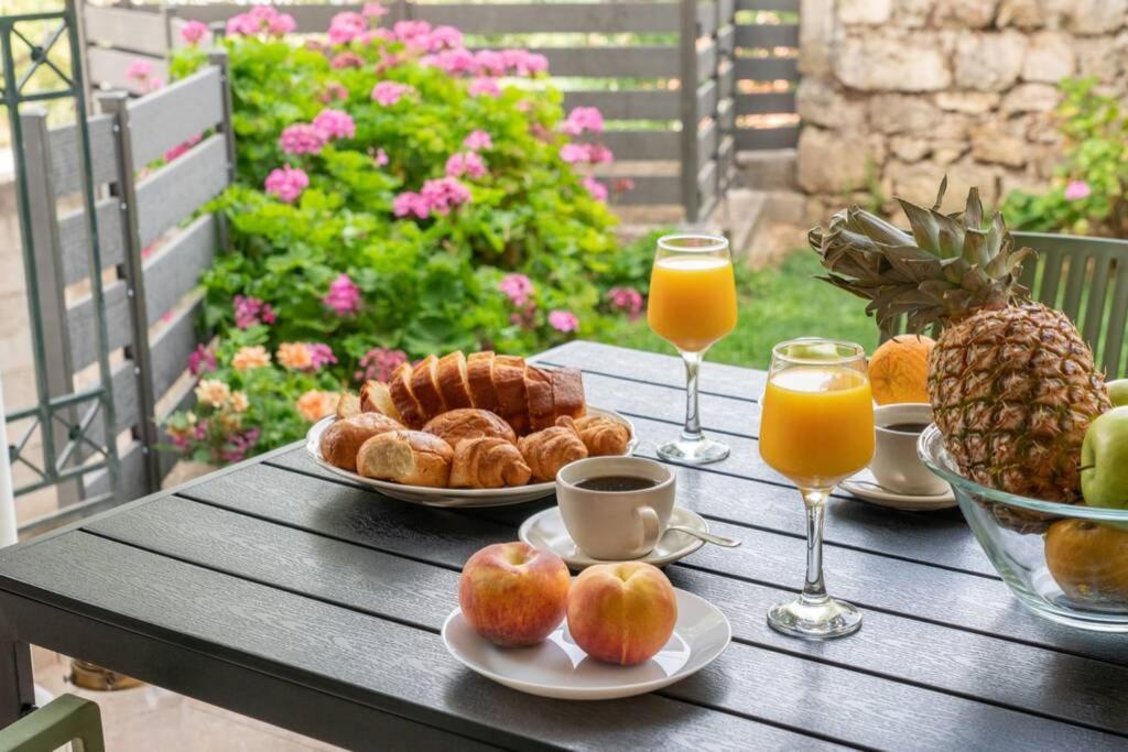 Central & Elegant Suite With Private Garden 아르고스톨리온 외부 사진